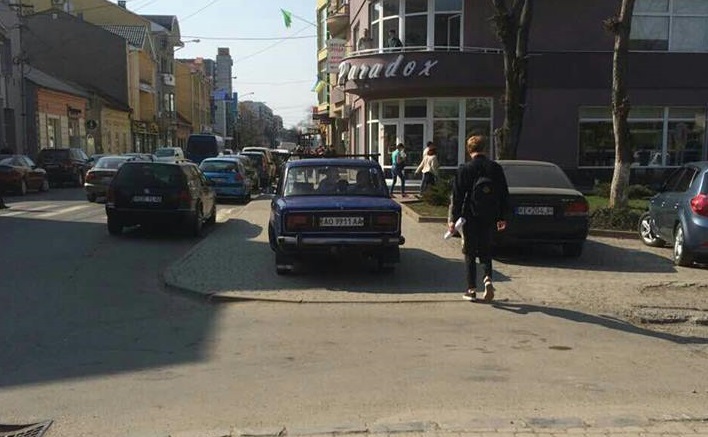 Несмотря на многочисленные публикации СМИ, в которых обращается внимание на соблюдение ПДД, некоторые водители в Ужгороде продолжают парковаться на пешеходных зонах.