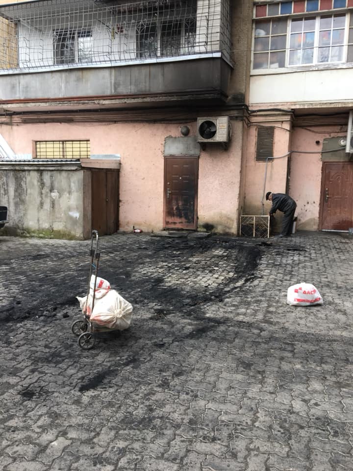 Сьогодні у три години ночі у дворі по вулиці Докучаєва сталася пожежа.

