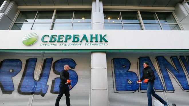 В пяти российских банках, в отношении которых Украина ввела санкции, хранятся около 36 млрд гривен украинцев. 