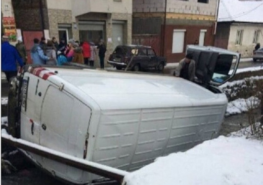 Сьогодні, 23 грудня, уранці в Рахові, на вулиці Буркут, трапилася дорожньо-транспортна пригода.
