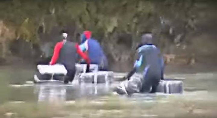 В сети появилось показательное видео, на котором видно, как сигареты попадают из Украины в Румынию через реку Тиса.