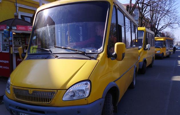 Кілька випадків щодо того, як в Ужгороді водії автобусів міських маршрутів спілкуються зі школярами, цими днями обговорюються в соцмережі Фейсбук.