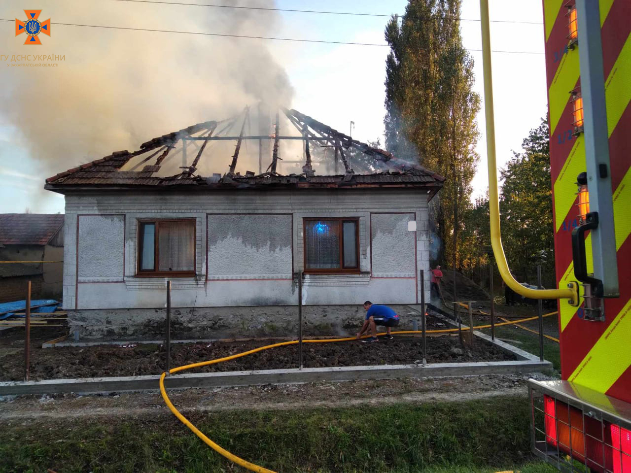 На Берегівщині будинок залишився без даху: ДСНСівці ліквідували наслідки масштабної  пожежі (ФОТО)