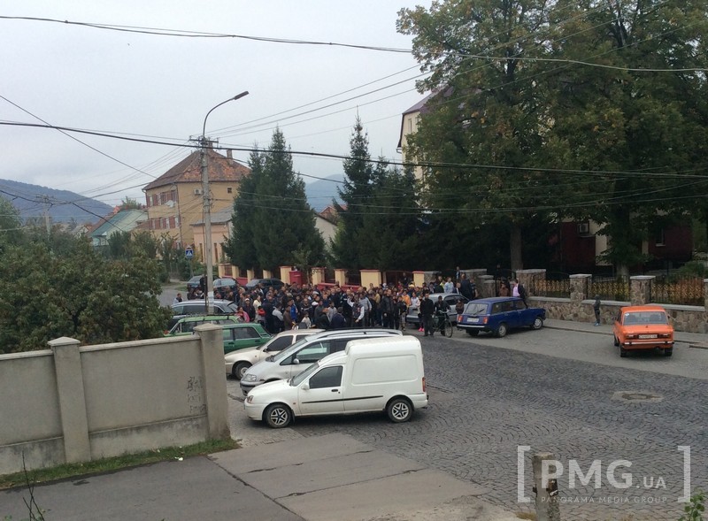 У ворот учреждения на улице Толстого автомобиль с осужденными ожидал оголтелая толпа, состоявший из почти ста человек ромской национальности.