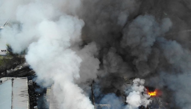 У Харкові внаслідок ракетного удару з боку військ рф сталася масштабна пожежа, яка повністю знищила підприємство з виробництва автомобільної хімії.

