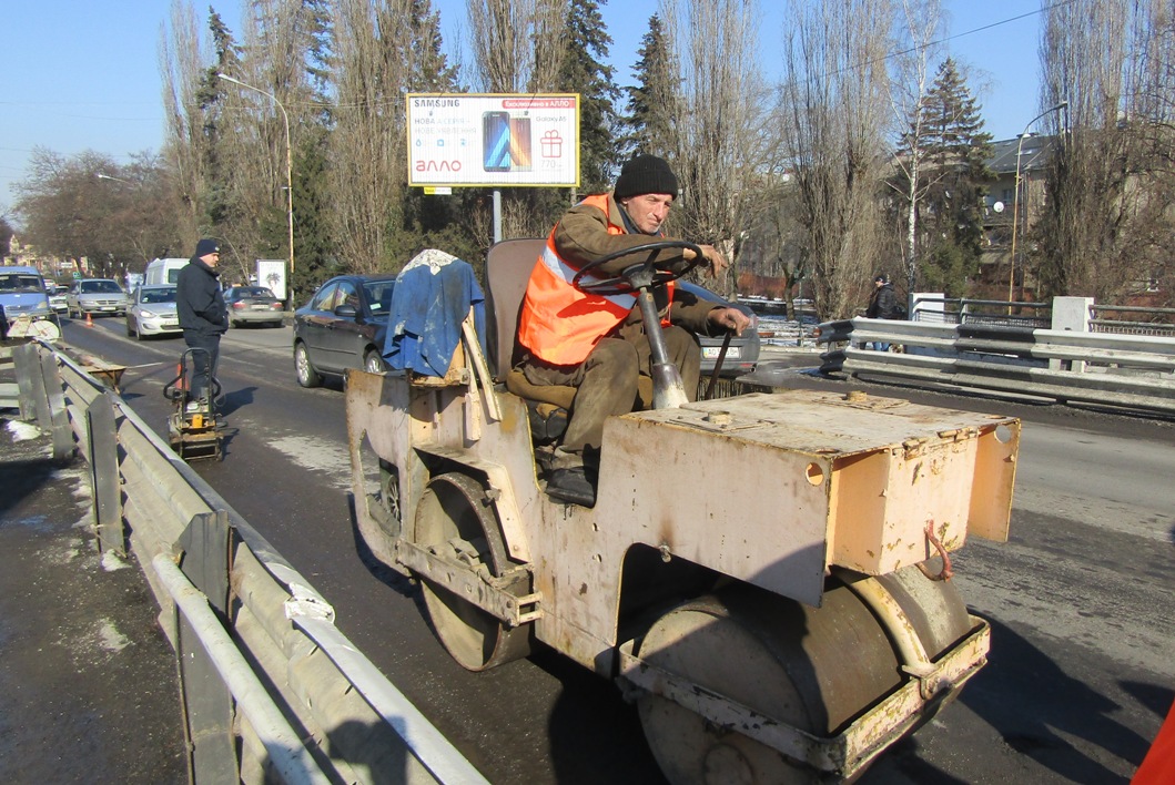 Сегодня в Ужгороде начали ремонт дорожного покрытия в тех местах, где движение автомобилей очень интенсивное и за зимний период образовались выбоины. 
