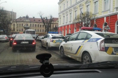 Ужгородские таксисты в последнее время так облюбовали место возле школы на Петефи. 