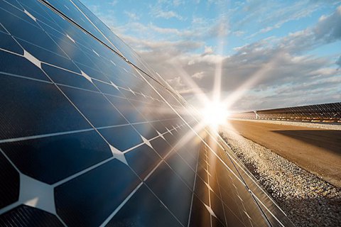 Україна веде переговори з однією з найбільших енергетичних компаній Франції Engie SA про будівництво сонячної електростанції вартістю 1 мільярд євро (1,25 мільярда доларів) в Чорнобильській зоні.

