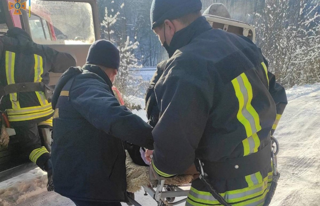 В Воловце спасатели помогали медикам транспортировать больного.