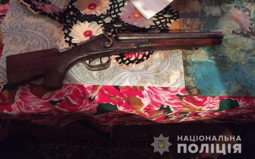 Під час проведення санкціонованого судом обшуку поліція Мукачева у квартирі місцевого мешканця виявила обріз мисливської рушниці.