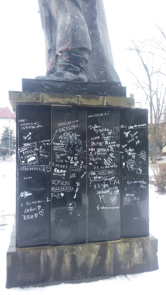 Написи на постаменті обурили жителів міста.