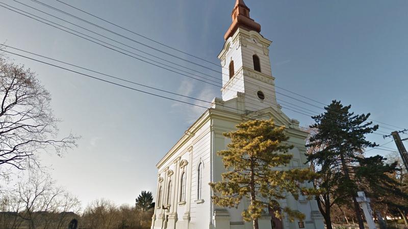 Трагедія сталася в угорському селі Мадярбангедеш, що біля румунського кордону. Місцевий священик випав з 25-метрової вежі церкви.
