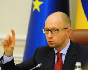 Яценюк на повышенных тонах заявил о персональной ответственности губернаторов в вопросе оформлении субсидий.
