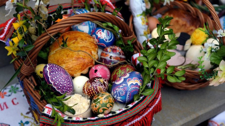 Цього року традиційні продукти, які збирають у кошик до освячення, дещо подорожчали.
