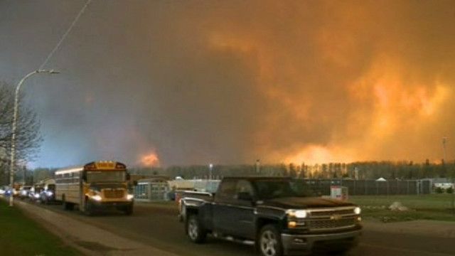 В канадской провинции Альберта бушуют масштабные пожары. Из города Форт Макмаррей отселили все 80 тысяч его жителей.