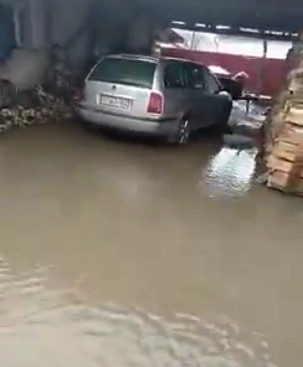 Через негоду на Закарпатті вода захопила чимало вулиць. 